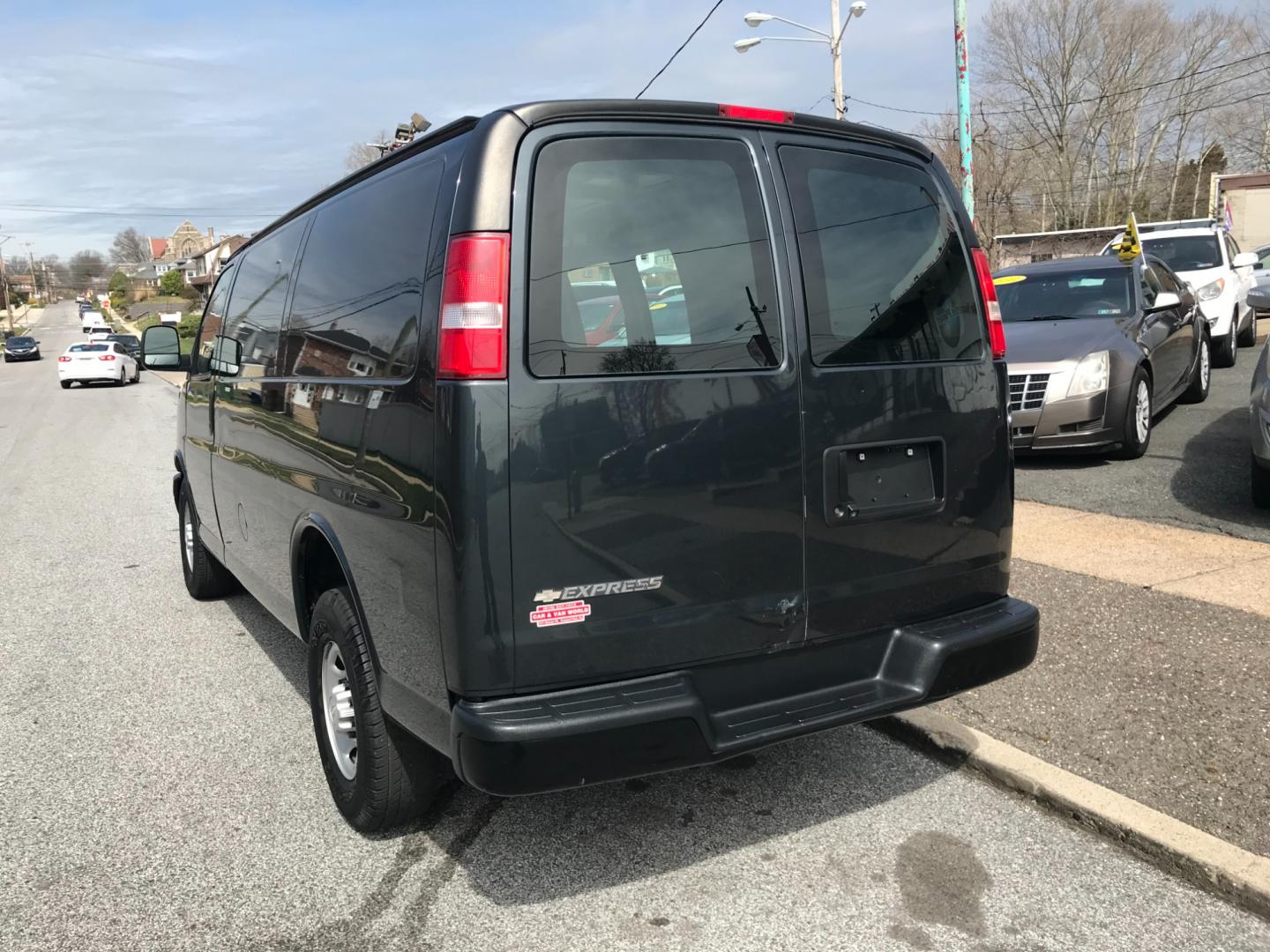 2017 Green /Gray Chevrolet Express 2500 (1GCWGAFF1H1) with an 4.8 V8 engine, Automatic transmission, located at 577 Chester Pike, Prospect Park, PA, 19076, (610) 237-1015, 39.886154, -75.302338 - Photo#4